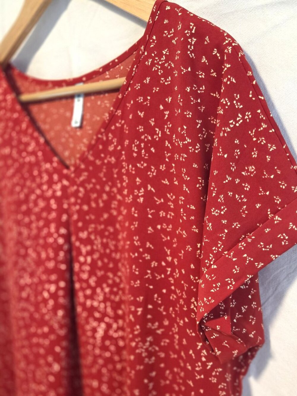 Women's Que Zhu Blouse, V-neck short-sleeve, Vibrant red Size XL Excellent Cond.